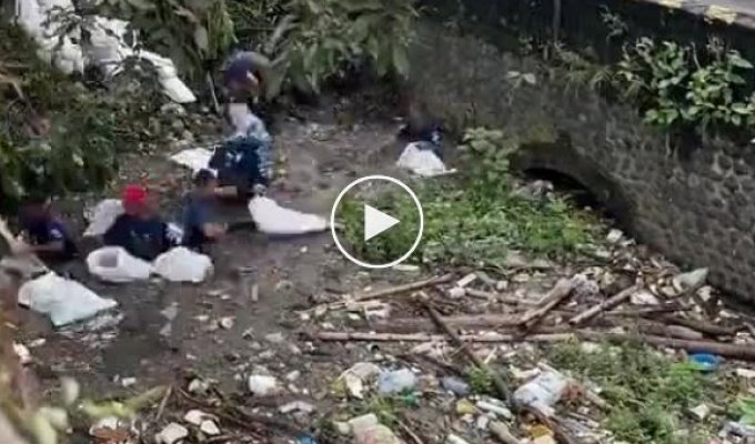 В Индонезии сотни добровольцев чистят реки от мусора