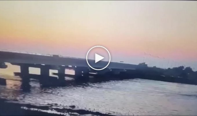 Момент прилета ракетой Storm Shadow по мосту в Чонгаре