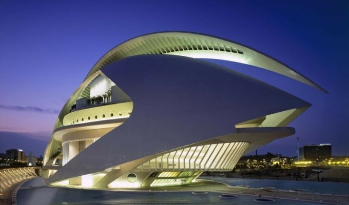Необыкновенная архитектура оперного театра Валенсии (24 фото)