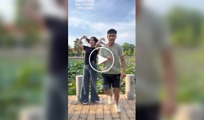Парень оступился и упал в грязное болото