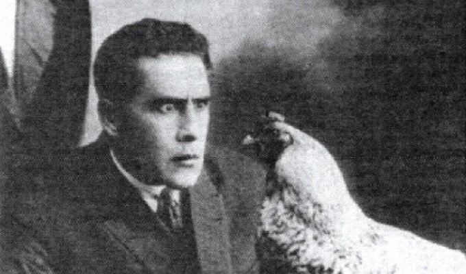 The Chicken-Hypnotizing Yogi: The Story Behind a Bizarre Photograph (6 photos)