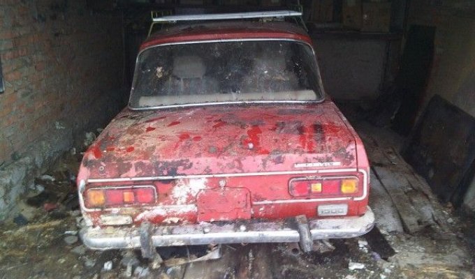 «Москвич-2140», простоявший 25 лет в сыром гараже (20 фото)
