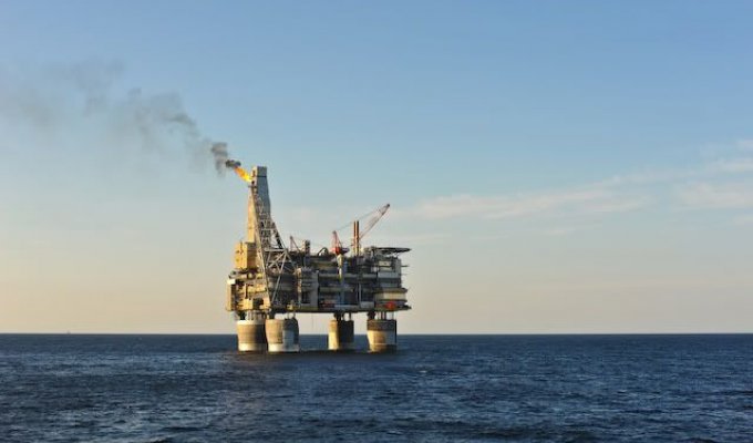 How an oil platform works (47 photos)