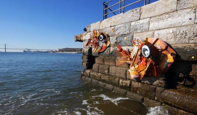Граффити-скульптуры из мусора от португальского художника (12 фото)