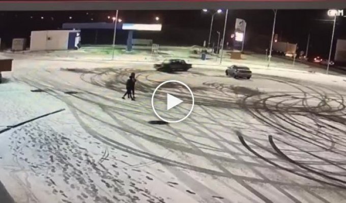 Выпал снег, появились они. Мамкин дрифтер сбил девушку на парковке в Свердловской области