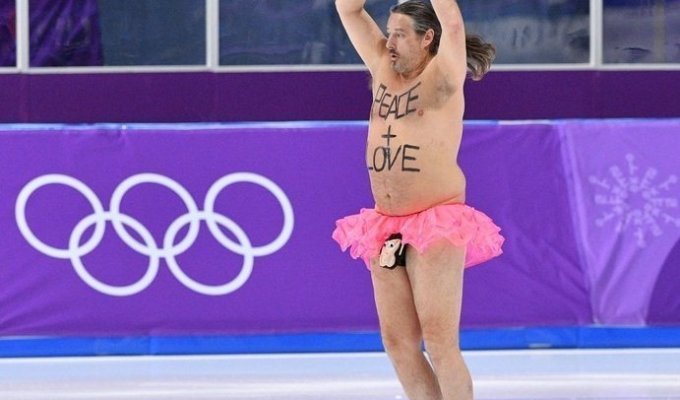Розовая пачка и трусы с обезьянкой: на олимпийский лед пробрался полуголый весельчак (3 фото)