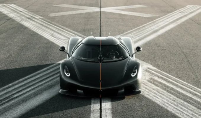 Производитель суперкаров Koenigsegg готовится к мировому рекорду скорости (2 фото)