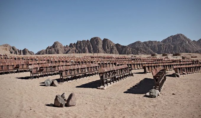 The Abandoned Cinema in the Middle of the Sinai Desert (7 Photos)