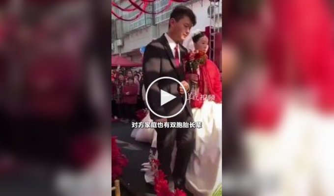 В Китае прошла свадьба двух братьев-близнецов с сестрами-близнецами