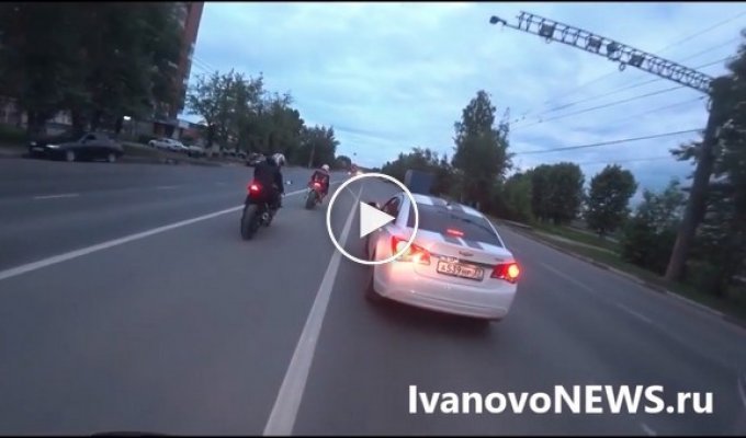 Мотохулиганы в России сбивают зеркала с машины