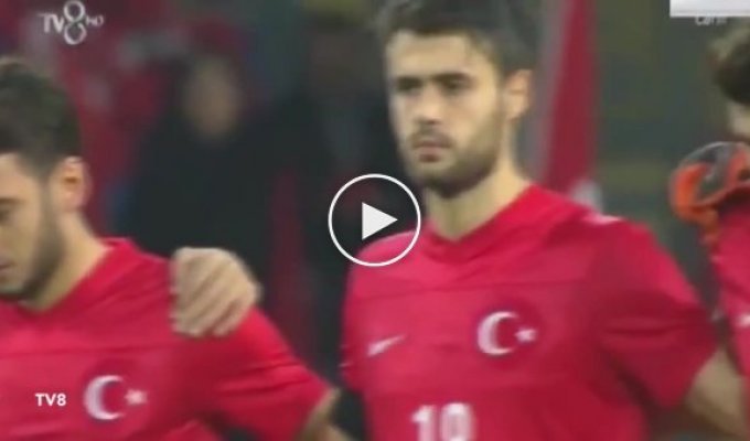 Турецкие болельщики сорвали минуту молчания
