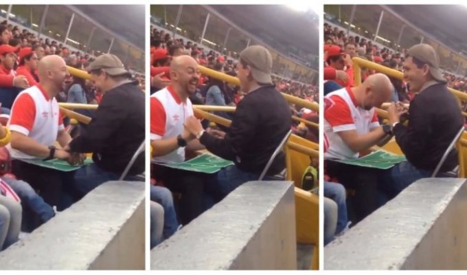 Слепой мужчина с помощью своего друга наслаждается игрой любимой футбольной команды (2 фото)