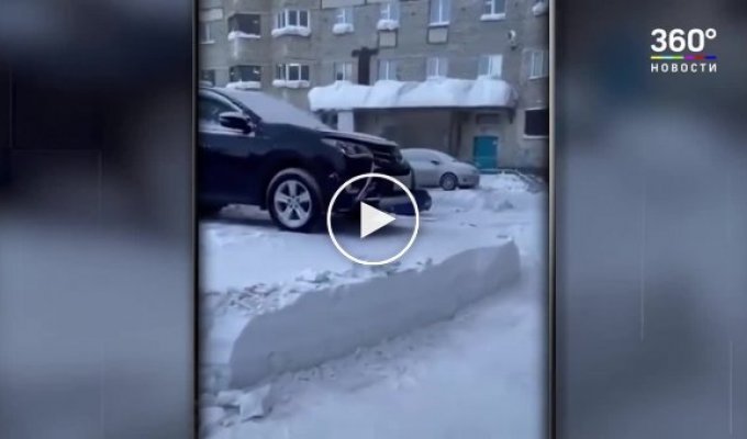В Норильске несколько автомобилей оказались на снежных пьедесталах после уборки дворов