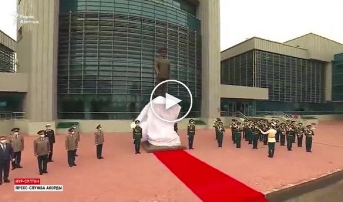 Открыт памятник Назарбаеву при жизни