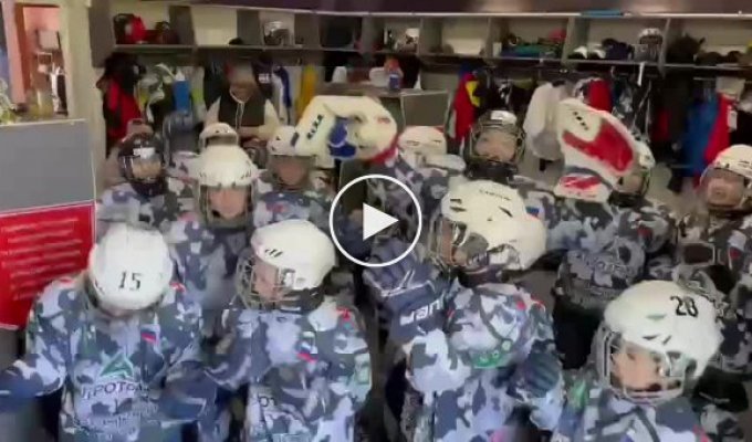 Хоккейный клуб Алтайского края. Маленькие дети 2014-2016 года рождения. Поют неофициальный гимн ЧВК Вагнера