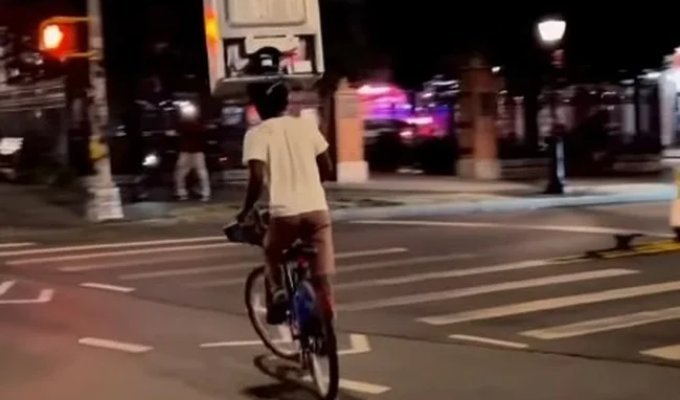 A daredevil rode a bicycle with a refrigerator on his head (2 photos + 1 video)