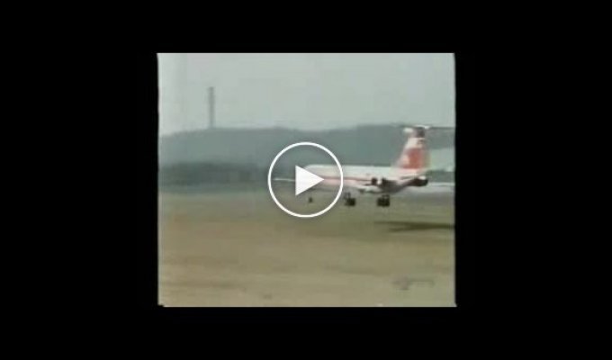 Аварийное приземление самолета. Старое видео