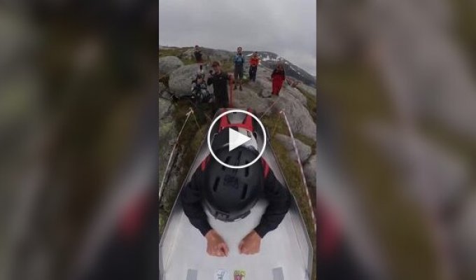 Мужчина совершил прыжок с катапульты над норвежскими фьордами