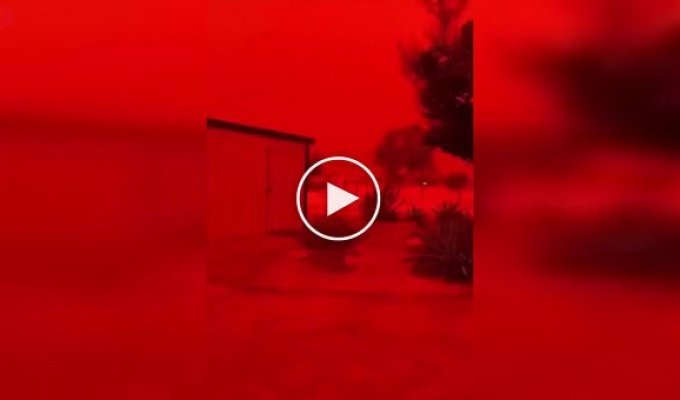 В Австралии из-за тропического циклона Нарелл небо окрасилось в красный цвет