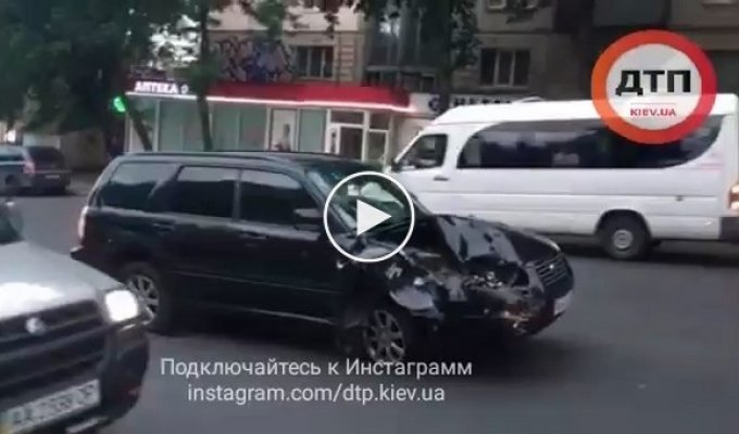 В Киеве женщина навеселе носилась на автомобиле по тротуарам и попала в ДТП