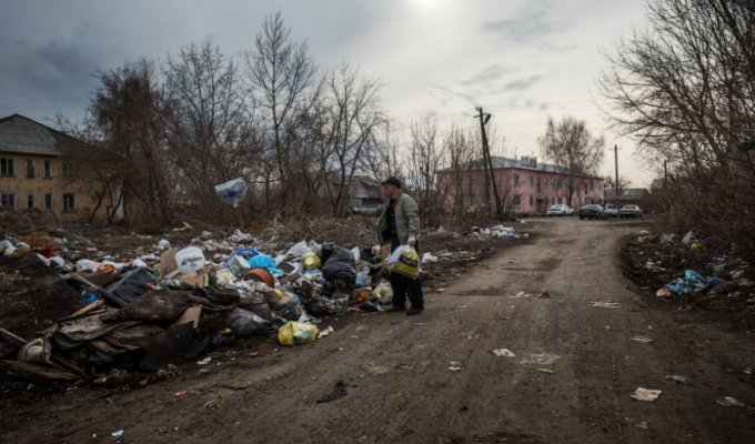 Тонны мусора на улицах Омска (24 фото)