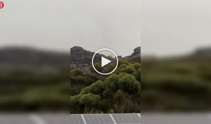 Вертолет потерпел крушение во время тушения пожара над Кейптауном
