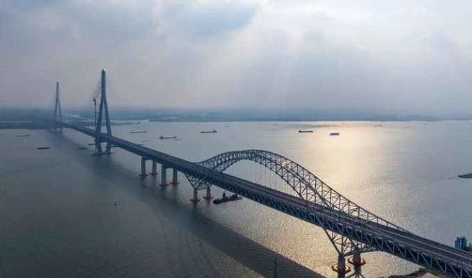В Китае открыли самый длинный в мире вантовый мост (4 фото + 1 видео)