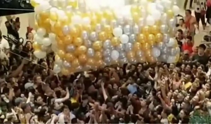 В торговом центре произошла давка из-за шаров с подарочными картами (3 фото + 1 видео)