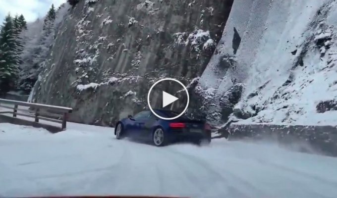 Снежный дрифт на Audi R8 по горе