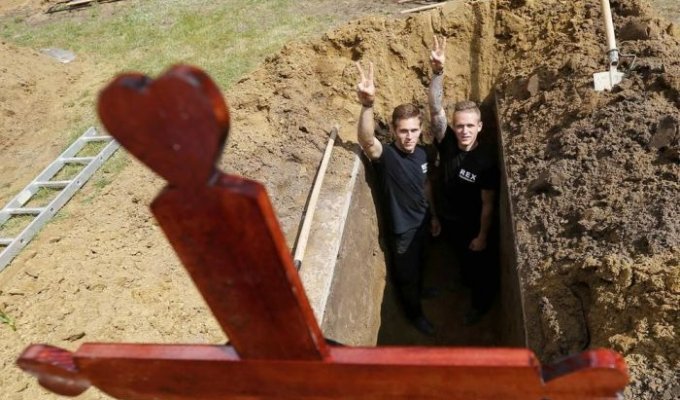 В Венгрии прошел первый национальный конкурс могильщиков (12 фото)