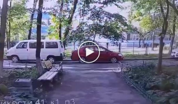 Вот это комбо. В Петербурге пьяный пенсионер повредил пять чужих машин