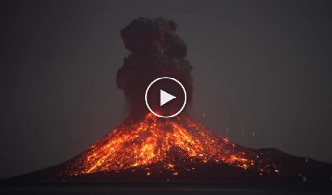 Вулкан Кракатау проснулся и стреляет молниями