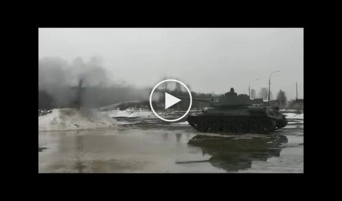 Чучело Масленицы сожгли выстрелом из танка в Красном селе