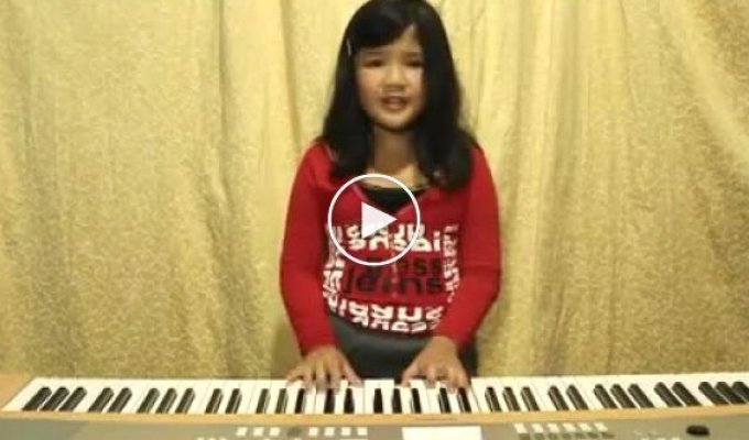Девочка играет на пианино
