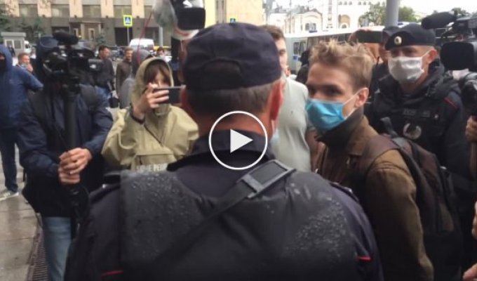 В Москве молодого парня задержали за то, что он слишком пристально смотрел на полицейского
