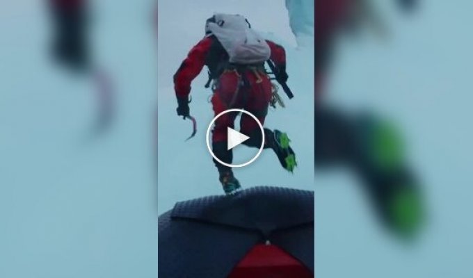 Ледяная бездна и 15 метров высоты не испугали: канадка прыгнула с айсберга ради рекорда