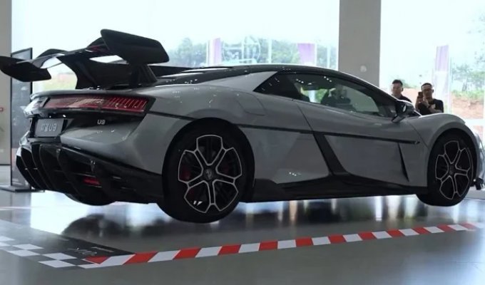 The Chinese taught the Yangwang U9 supercar to jump (1 photo + 2 videos)