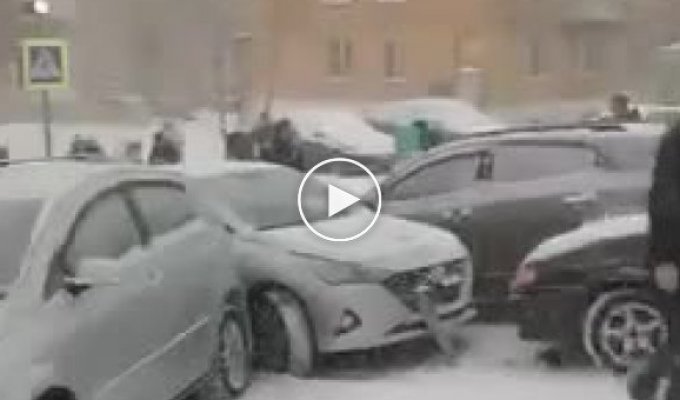В Златоусте сразу 15 машин попали в ДТП из-за аномальных снегопадов