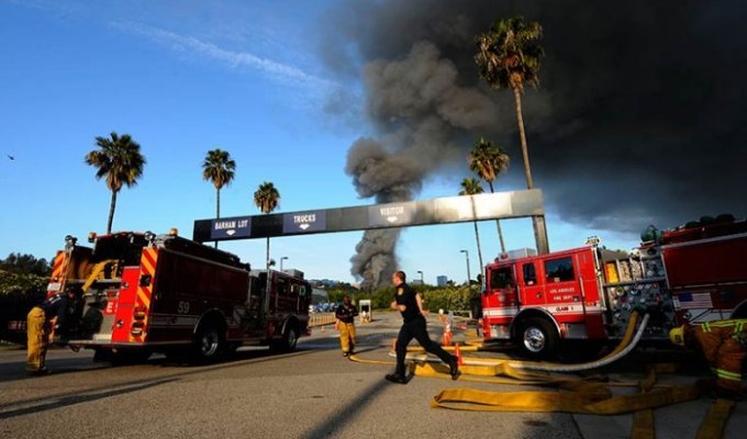 Пожар в Голливуде (3 фото)