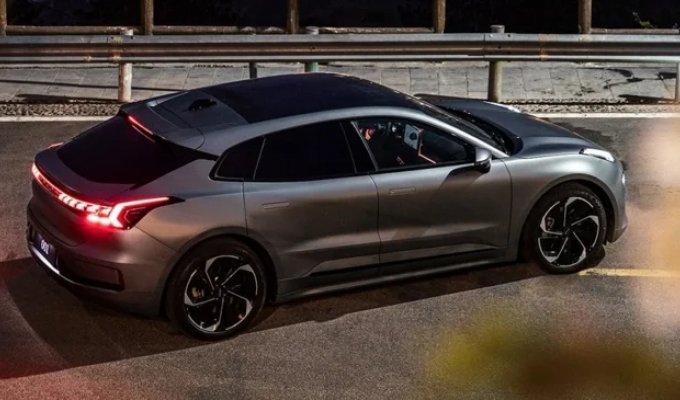 Zeekr отзывает модель 001  из-за бракованного аккумулятора (10 фото)