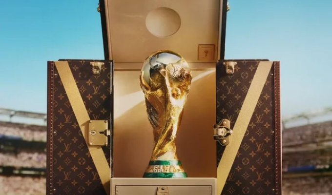 Кубок з доставкою класу люкс: Louis Vuitton перетворює вручення нагород у світський раут (4 фото)
