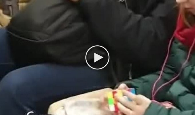 Мужчина в метро мгновенно собрал Кубик Рубика одной рукой