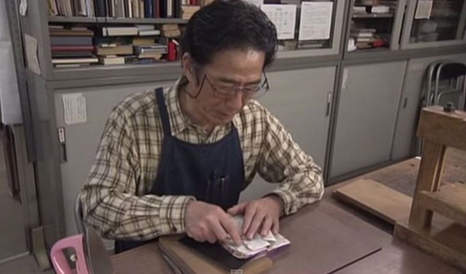 Японец реставрирует старые книги (14 фото)