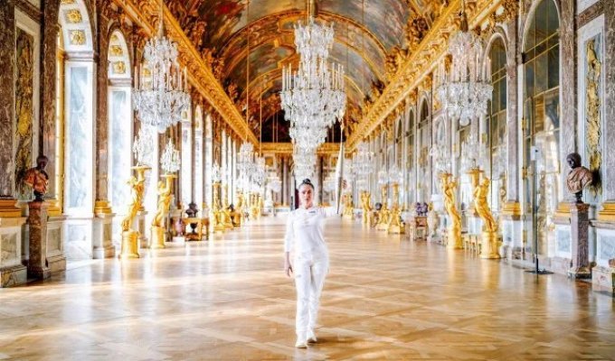 Salma Hayek carried the Olympic flame through Paris (4 photos + 3 videos)