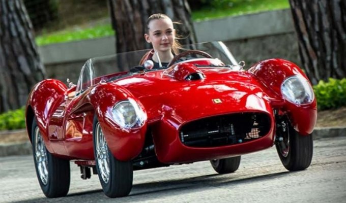 Уменьшенная электрическая копия Ferrari 250 Testa Rossa для подростков (9 фото + 1 видео)