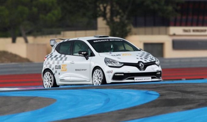 Clio Cup - новая спортивная разработка от компании Renault (3 фото)