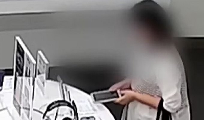 Погляньте, як жінка перегризає захисний трос та краде iPhone 14 Plus (5 фото + 1 відео)