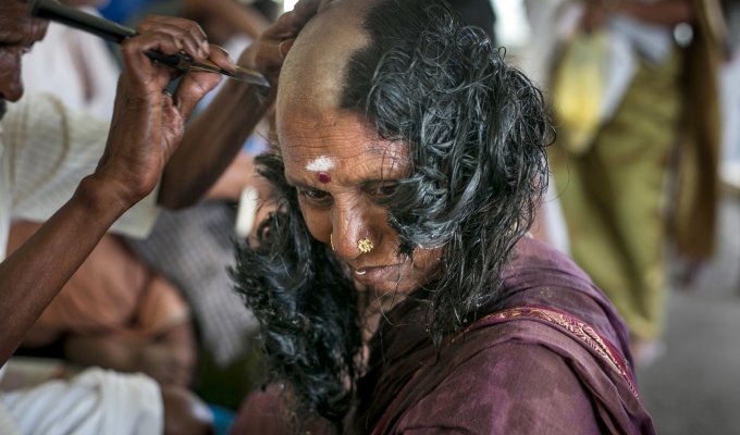 Во имя религии: как индианки бреются налысо и жертвуют волосы (18 фото)