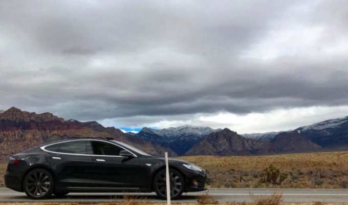 Владелец Tesla не смог завести электромобиль в пустыне из-за отсутствия сотовой связи (3 фото)