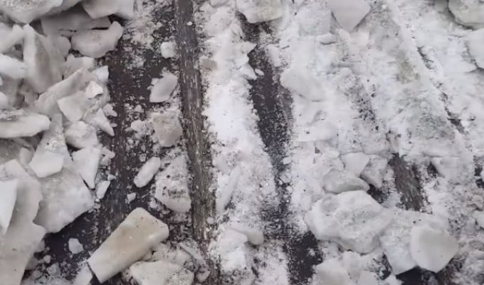 В Москве вместе со снегом уходит асфальт (5 фото)